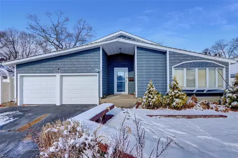 165 Sunflower Ln, Islandia, NY 11749