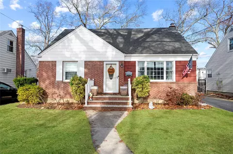 200 Elsie Ave, Merrick, NY 11566