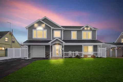 122 Sunrise Ln, Levittown, NY 11756