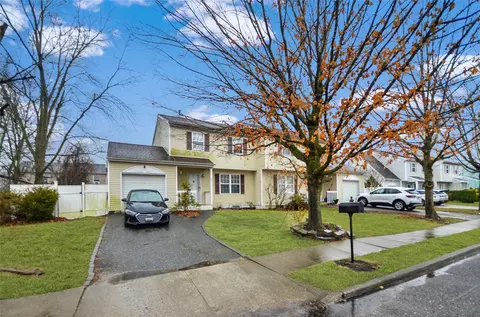 33 Beech St, Central Islip, NY 11722