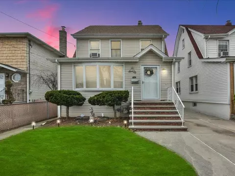 36 Madison St, Franklin Square, NY 11010