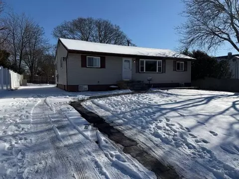 6 Stirrup Ln, Centereach, NY 11720
