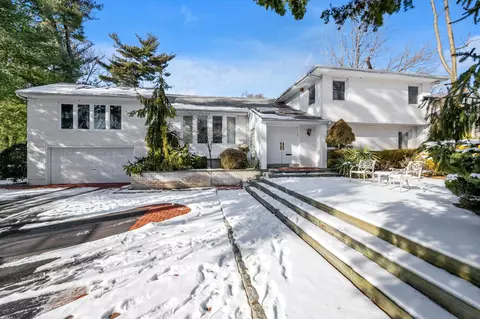 97 Cedar Dr, North Hempstead, NY 11021