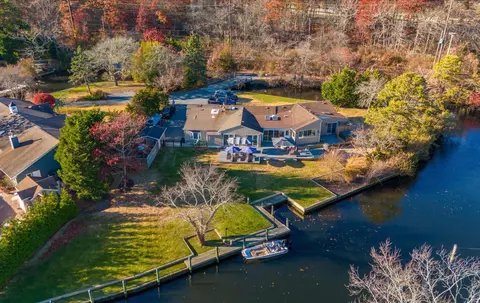 32 Biltmore Avenue Ave, Oakdale, NY 11769