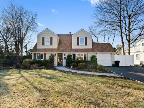 347 Pin Oak Ln, North Hempstead, NY 11590