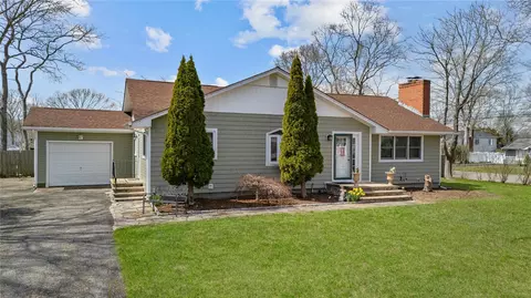 60 Alder Ln, Shirley, NY 11967