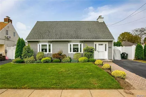2430 Mermaid Ave, Wantagh, NY 11793