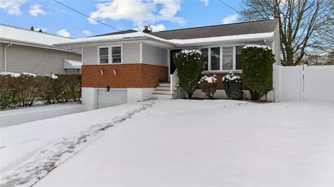 197 Swalm St, North Hempstead, NY 11590