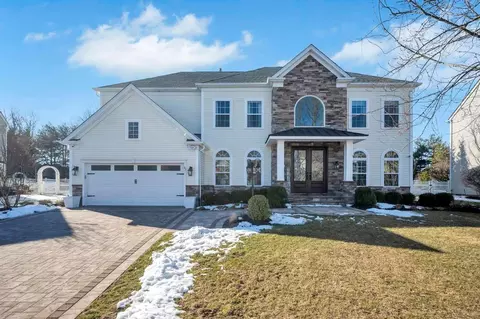 23 Pinehurst Dr, Mount Sinai, NY 11766