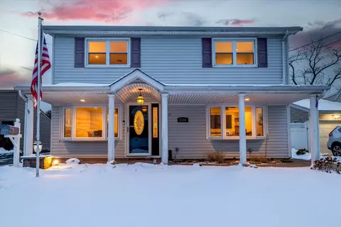 2356 Salisbury Rd, North Hempstead, NY 11590