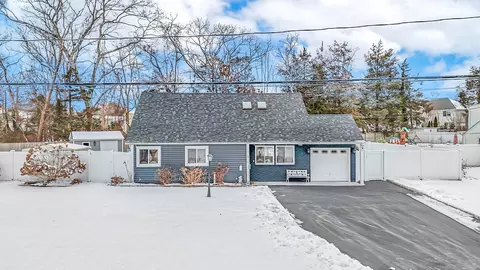16 Country Greens Dr, Holtsville, NY 11742