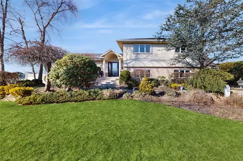 17 Club Dr, Massapequa, NY 11758
