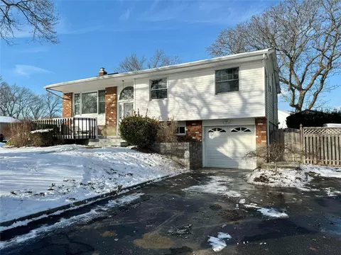 1 Quaker Ln, Smithtown, NY 11787
