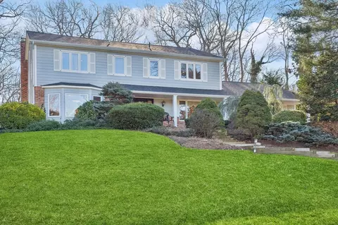 2 Notch Ct, Dix Hills, NY 11746