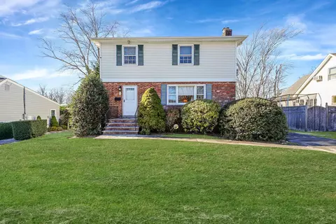 10 Grace Ct, Islip, NY 11751