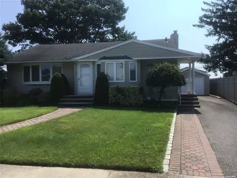 22 Hunter Ln, Hicksville, NY 11801