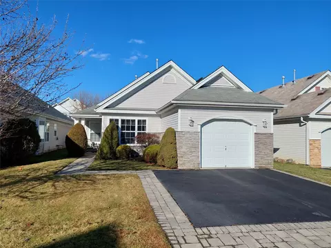 9 Philip Ln, Middle Island, NY 11953