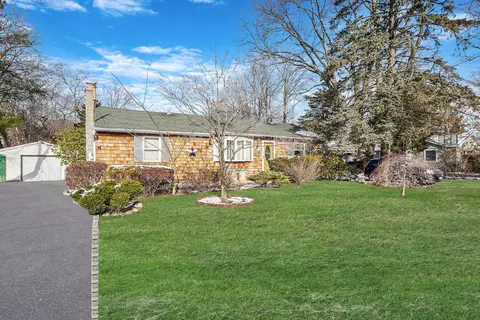21 Floral Park St, Islip Terrace, NY 11752