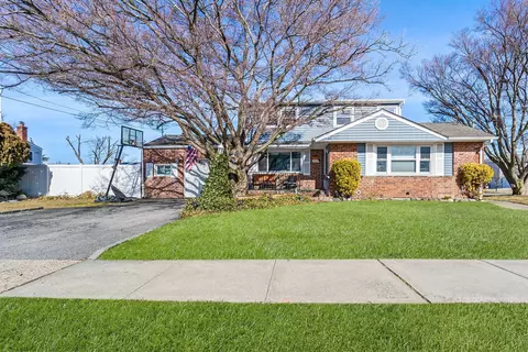 267 Violet St, Massapequa Park, NY 11762