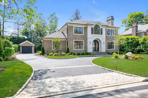 85 Dorchester Dr, North Hempstead, NY 11030