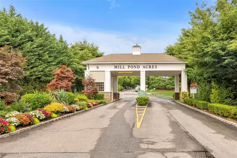 167 Pond View Dr, North Hempstead, NY 11050