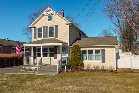 39 Jefferson St, East Islip, NY 11730