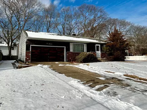1016 Carll Dr, Bay Shore, NY 11706