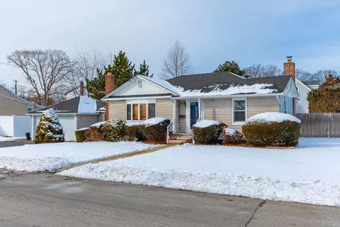 220 Newark St, Lindenhurst, NY 11757