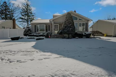 5 Linden Ct, Hicksville, NY 11801