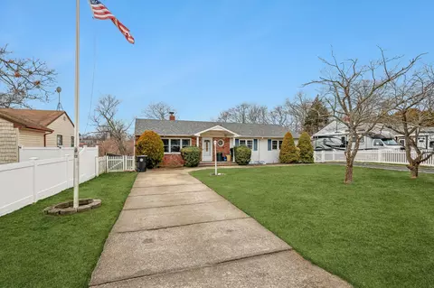 106 Arbour St, West Islip, NY 11795