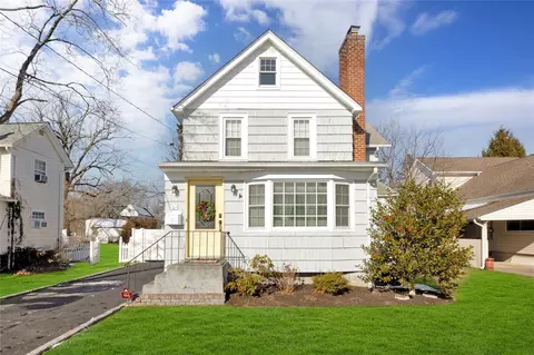 21 Elliot Pl, Islip, NY 11751