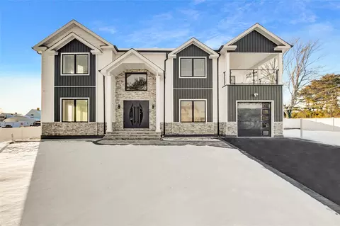 41 Booth Ln, Levittown, NY 11756