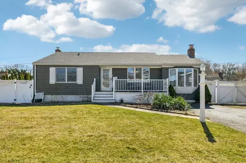 18 Franklin St, Islip, NY 11751