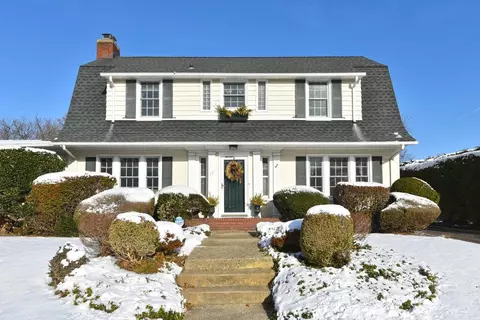 17 Beech St, Garden City, NY 11530