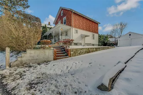 6 Pulaski Pl, North Hempstead, NY 11050