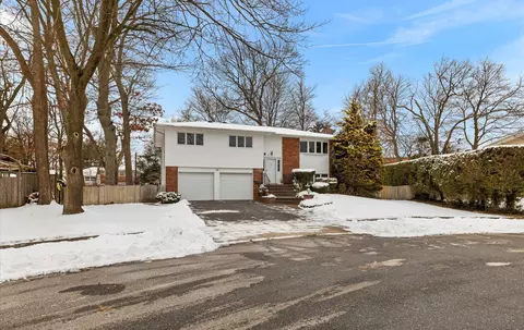 10 Lenore St, Syosset, NY 11791
