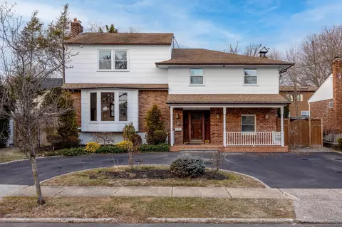 165 Garden St, North Hempstead, NY 11577