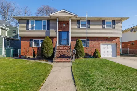 44 Monroe St, Franklin Square, NY 11010