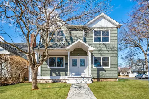124 Smith St, Merrick, NY 11566