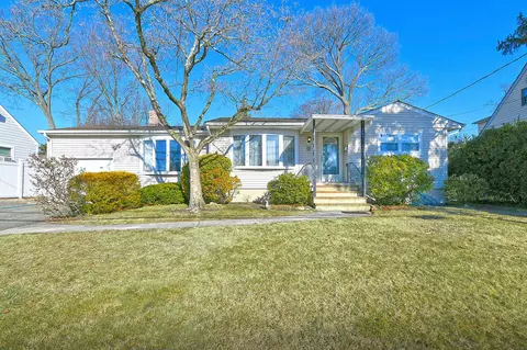 21 Hickory Rd, Bayville, NY 11709