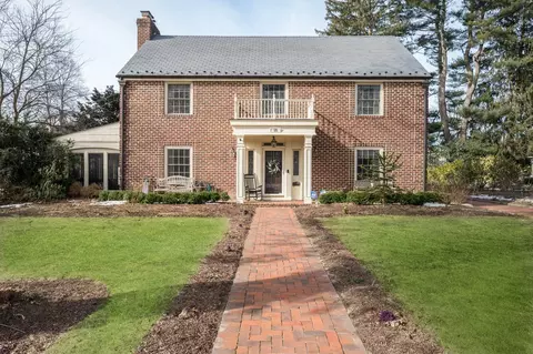 15 Meritoria Dr, North Hempstead, NY 11596