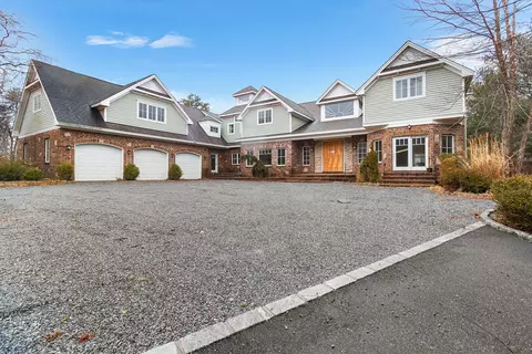 14 Red Creek Cir, Hampton Bays, NY 11946