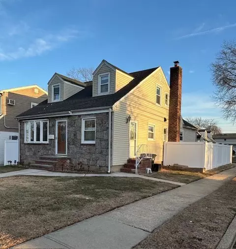 249 Rudolf Rd, North Hempstead, NY 11501
