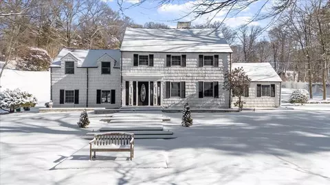 100 Wolver Hollow Rd, Glen Head, NY 11545