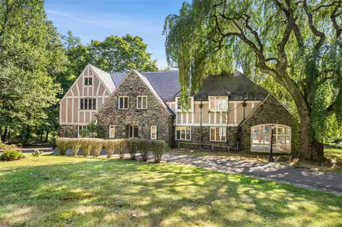 135 Scarborough Rd, Briarcliff Manor, NY 10510