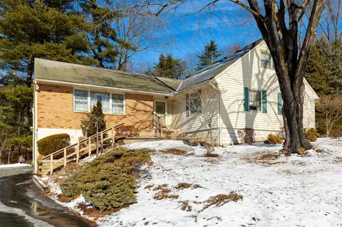 19 Surrey Ln, Arlington, NY 12603