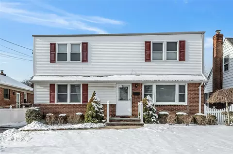 217 Latham Rd, North Hempstead, NY 11501