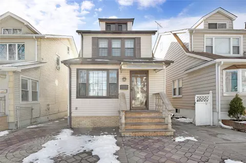 8818 215th Pl, New York, NY 11427