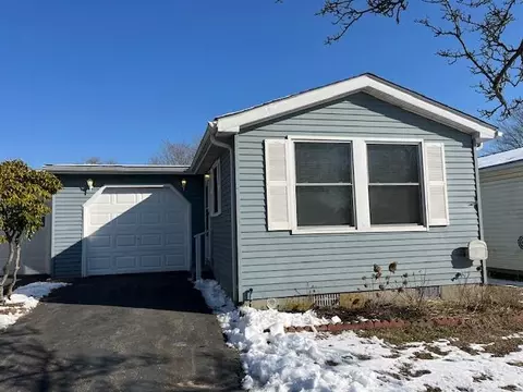 32 Greenwood Blvd, Manorville, NY 11949