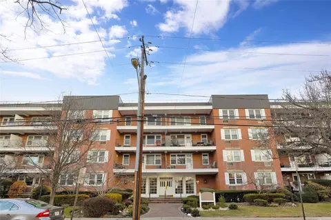 70 N Grove St #2T, Freeport, NY 11520